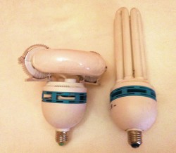 сравнения размеров 50wt  индукционная лампа(слева) и 85wt Ecola