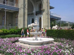 Крым, цветник с фонтаном около Ворнцовского дворца